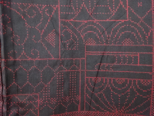 アンティーク　市松に唐草・抽象模様織り出し本場泥大島紬着物(5マルキ)